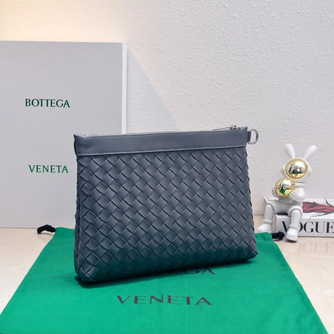 Batch 1360 Bottega Veneta's Bottega Veneta handbag transforms into a man in seconds ⌨️The texture is great! The weaving process is exquisite, simple and elegant, and it perfectly matches any clothes! Whether you are out on the street or on a date, it can instantly improve your overall taste. It can not only hold your wallet and mobile phone, but also the charm of your male god. Style number: 6518 Size: 33*22*7cm